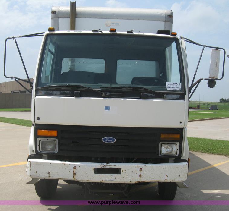 image for item H5368 1995 Ford CF7000 box truck
