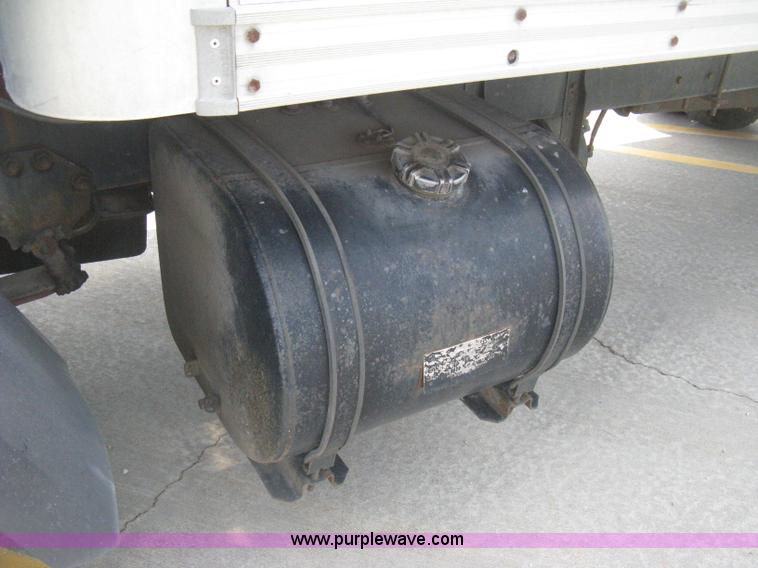 image for item H5368 1995 Ford CF7000 box truck