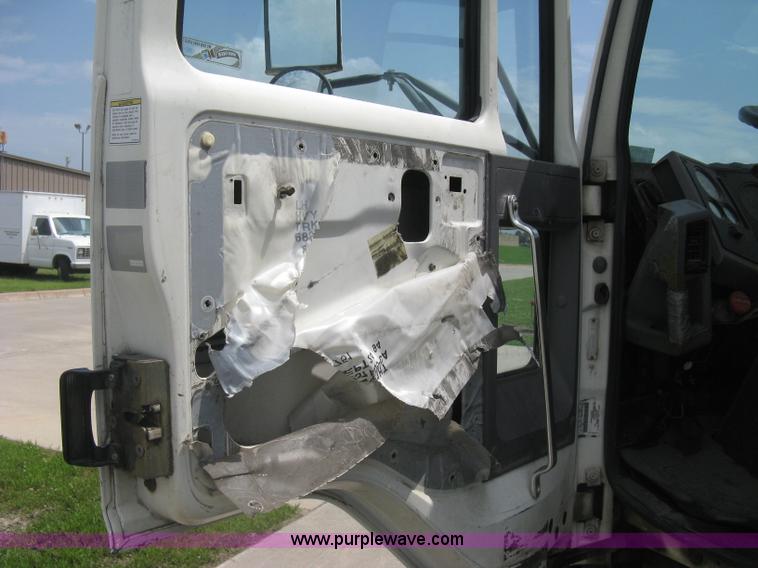 image for item H5368 1995 Ford CF7000 box truck