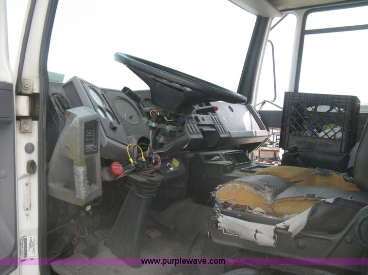 image for item H5368 1995 Ford CF7000 box truck