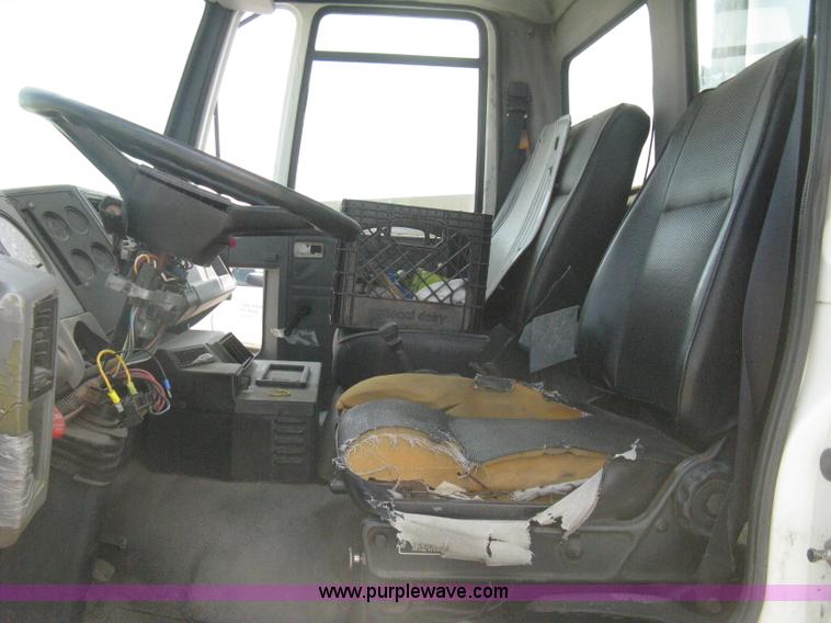 image for item H5368 1995 Ford CF7000 box truck