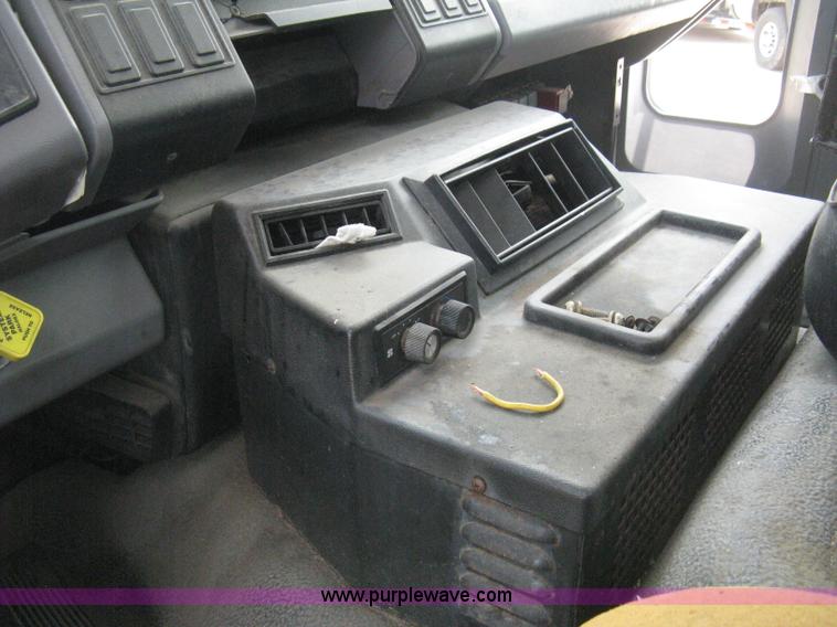 image for item H5368 1995 Ford CF7000 box truck