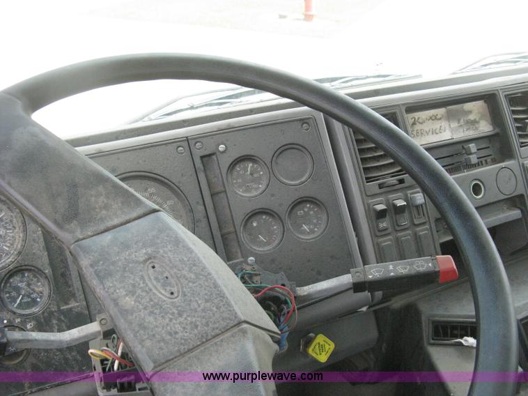 image for item H5368 1995 Ford CF7000 box truck