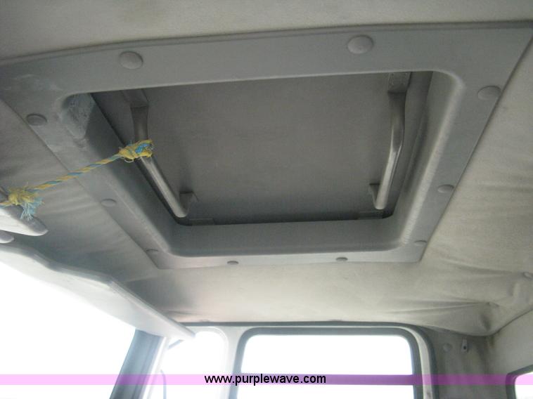 image for item H5368 1995 Ford CF7000 box truck