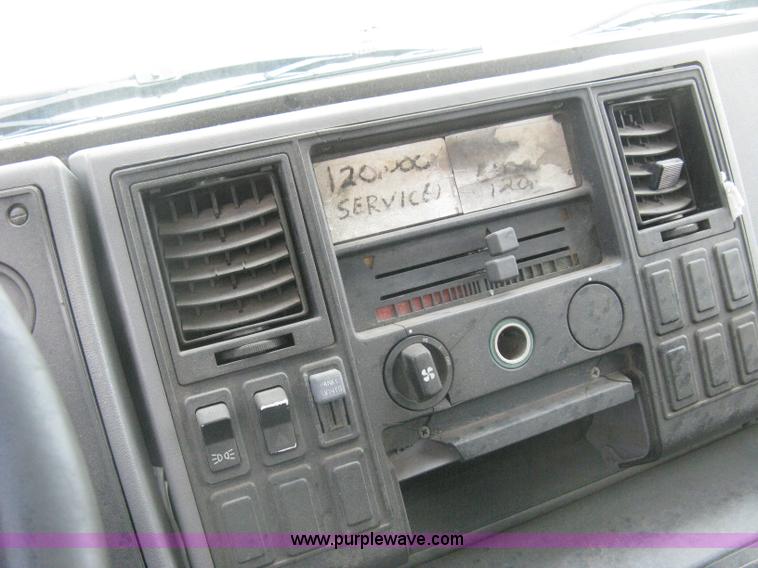 image for item H5368 1995 Ford CF7000 box truck