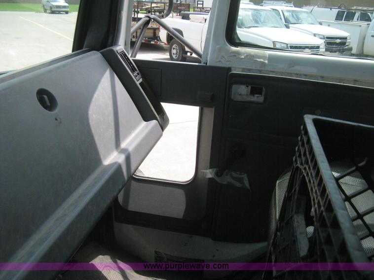 image for item H5368 1995 Ford CF7000 box truck