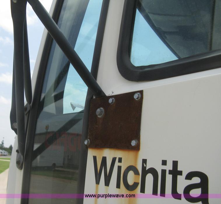 image for item H5368 1995 Ford CF7000 box truck