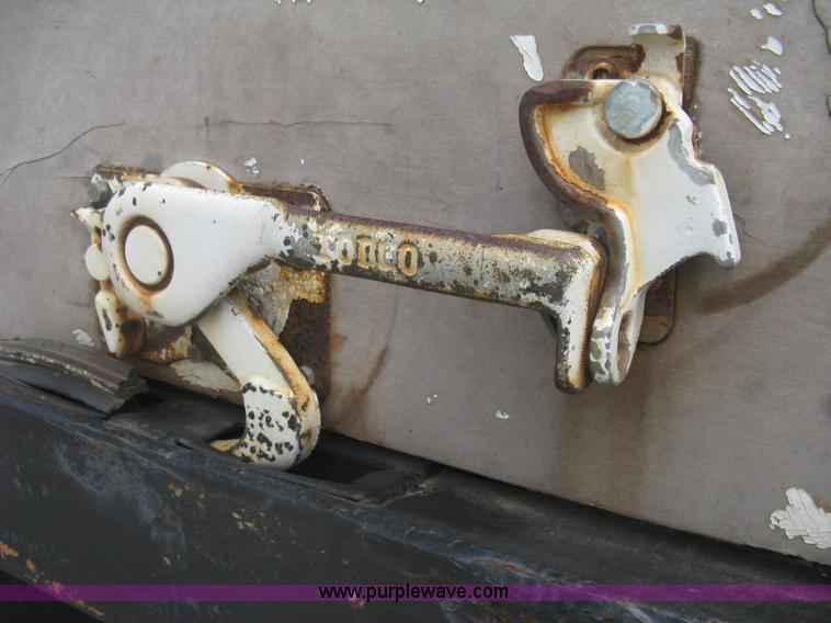 image for item H5368 1995 Ford CF7000 box truck