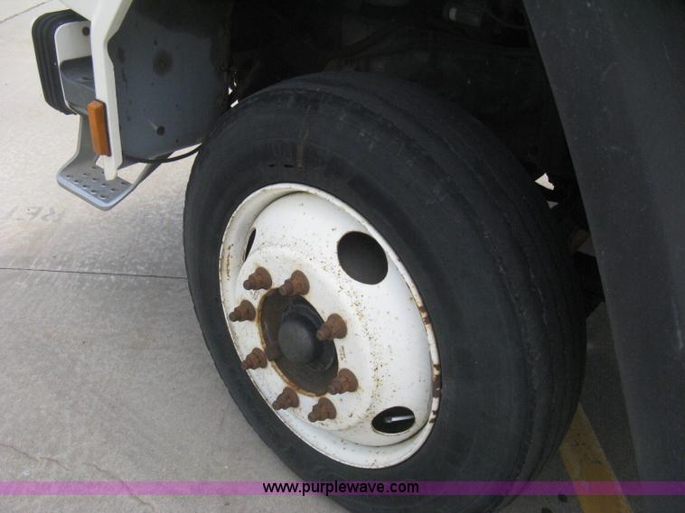 image for item H5368 1995 Ford CF7000 box truck