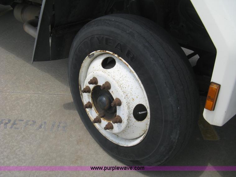 image for item H5368 1995 Ford CF7000 box truck