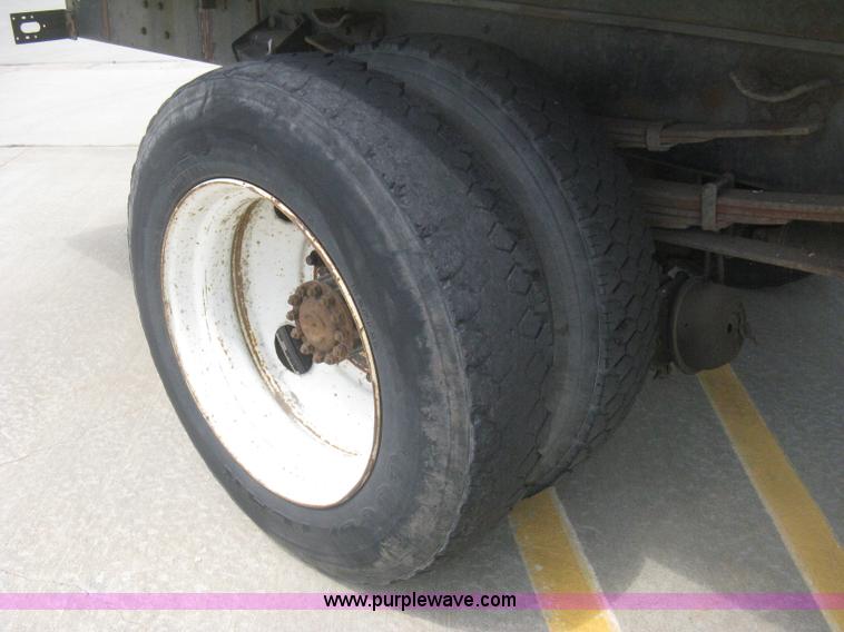 image for item H5368 1995 Ford CF7000 box truck