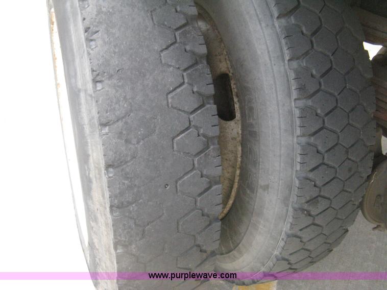 image for item H5368 1995 Ford CF7000 box truck