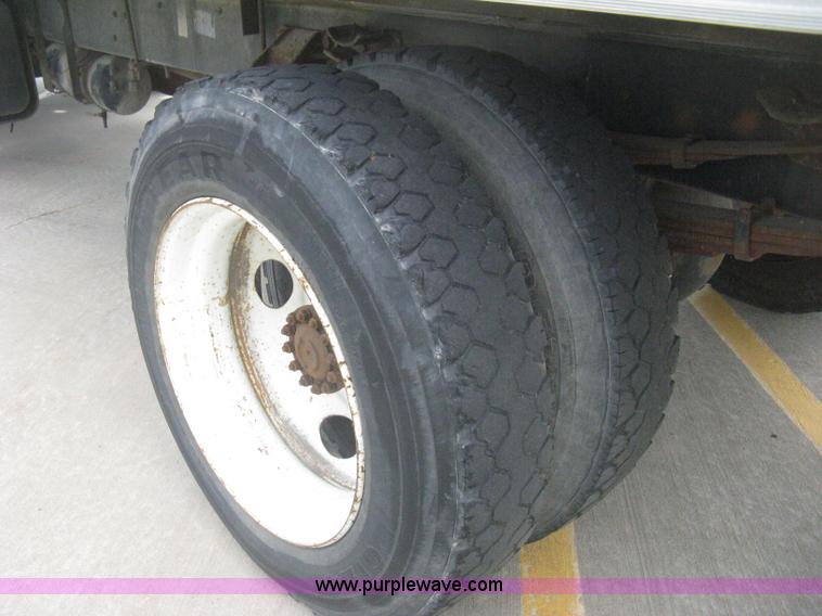 image for item H5368 1995 Ford CF7000 box truck