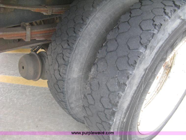 image for item H5368 1995 Ford CF7000 box truck