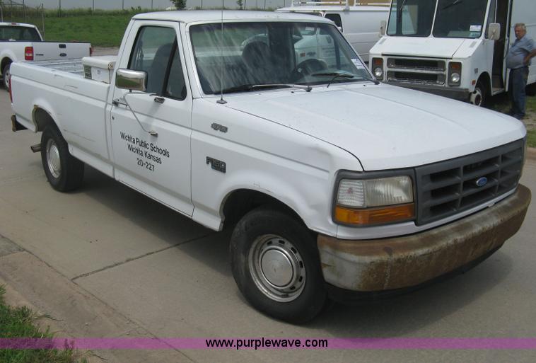 image for item H5370 1993 Ford F150 XL pickup truck