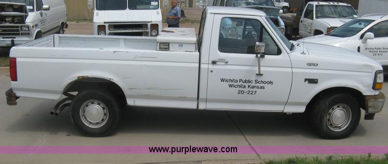 image for item H5370 1993 Ford F150 XL pickup truck
