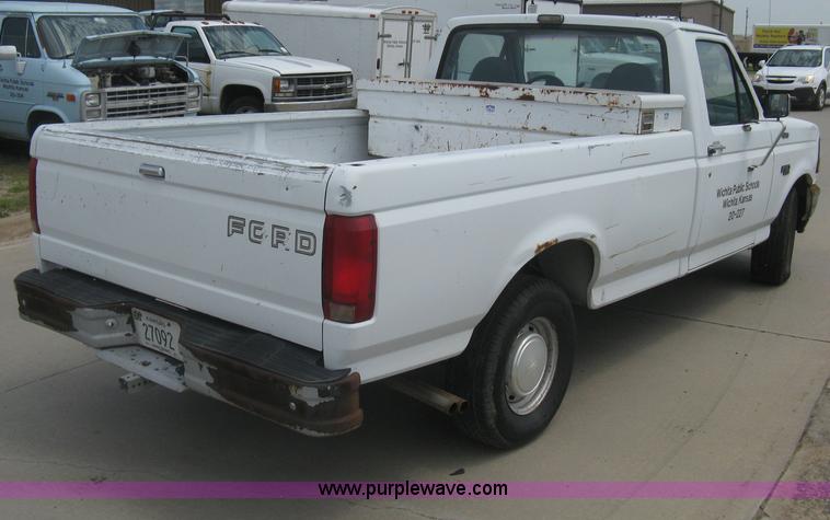 image for item H5370 1993 Ford F150 XL pickup truck