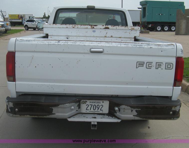image for item H5370 1993 Ford F150 XL pickup truck