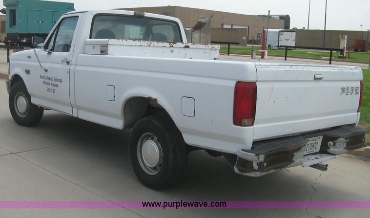 image for item H5370 1993 Ford F150 XL pickup truck