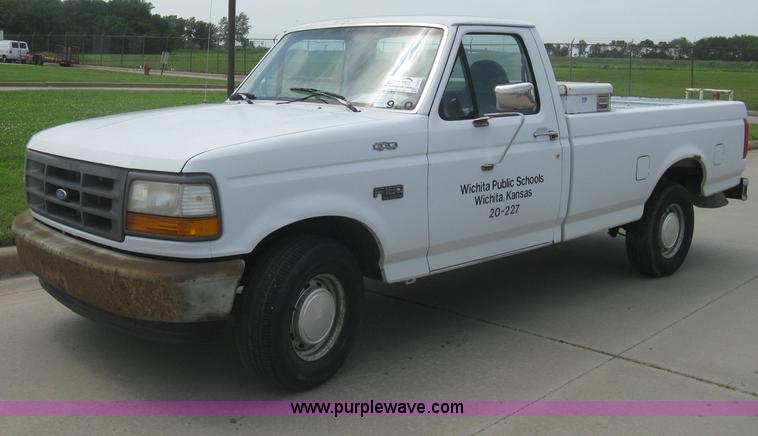 image for item H5370 1993 Ford F150 XL pickup truck