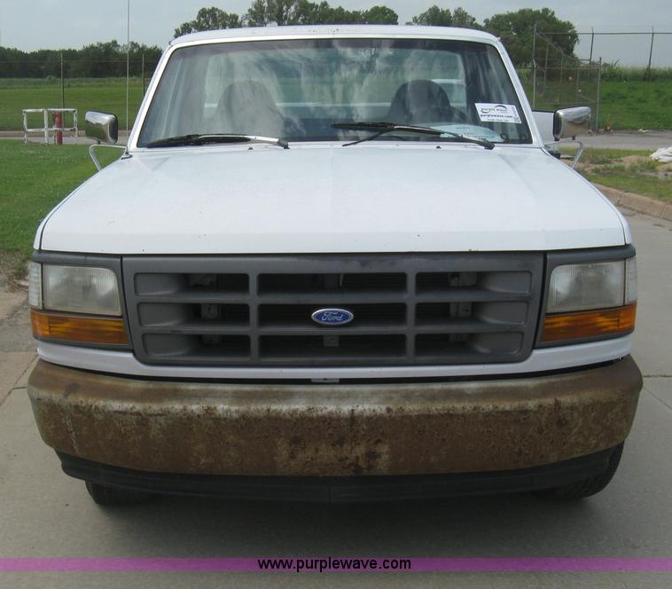 image for item H5370 1993 Ford F150 XL pickup truck