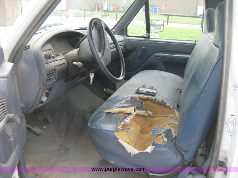 image for item H5370 1993 Ford F150 XL pickup truck