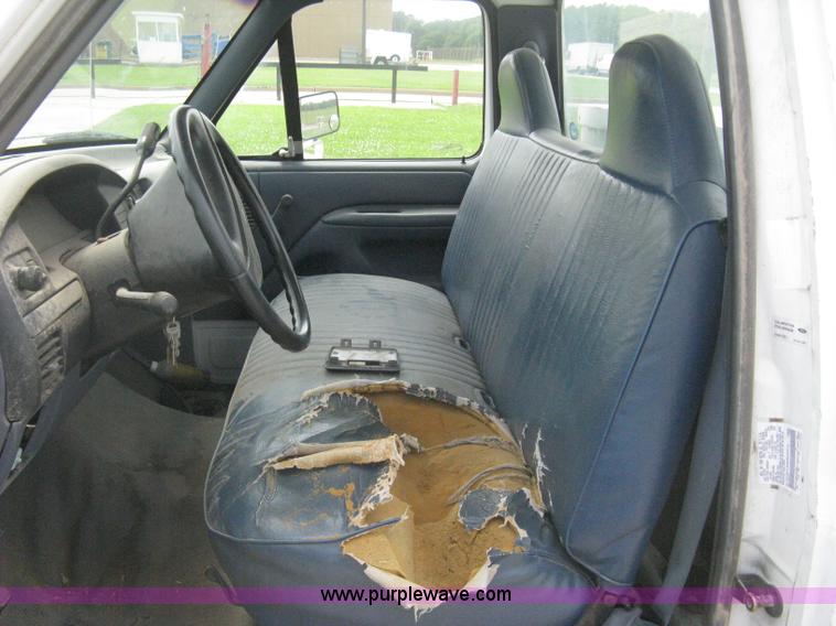 image for item H5370 1993 Ford F150 XL pickup truck