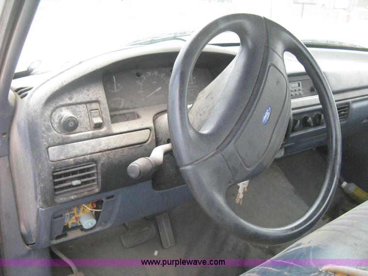 image for item H5370 1993 Ford F150 XL pickup truck