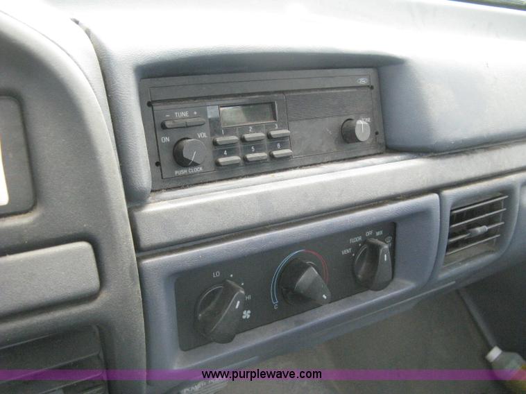 image for item H5370 1993 Ford F150 XL pickup truck