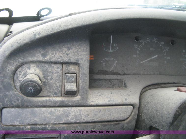 image for item H5370 1993 Ford F150 XL pickup truck