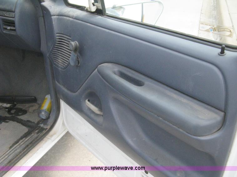 image for item H5370 1993 Ford F150 XL pickup truck