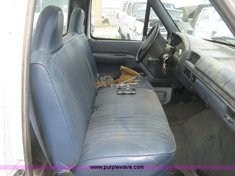 image for item H5370 1993 Ford F150 XL pickup truck