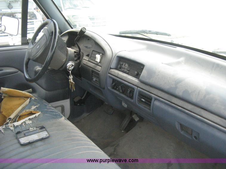 image for item H5370 1993 Ford F150 XL pickup truck