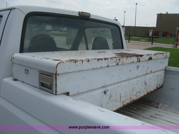 image for item H5370 1993 Ford F150 XL pickup truck