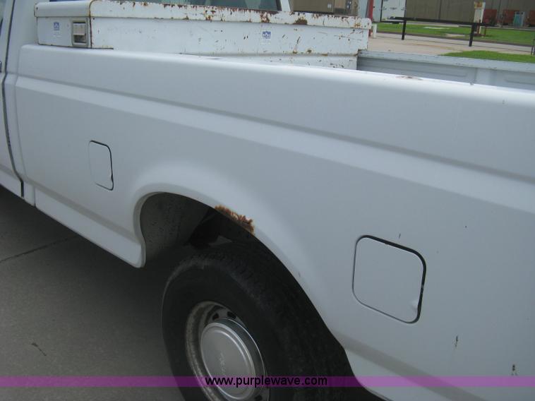image for item H5370 1993 Ford F150 XL pickup truck
