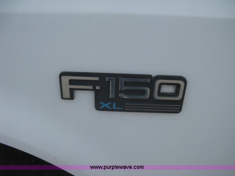 image for item H5370 1993 Ford F150 XL pickup truck