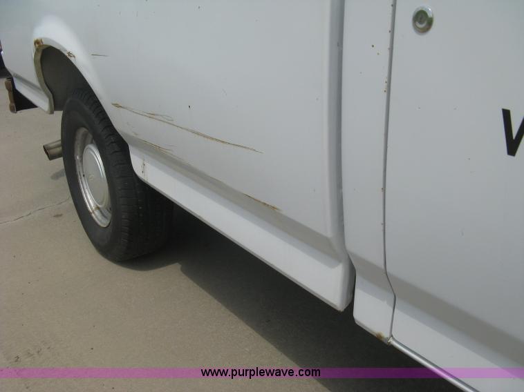 image for item H5370 1993 Ford F150 XL pickup truck