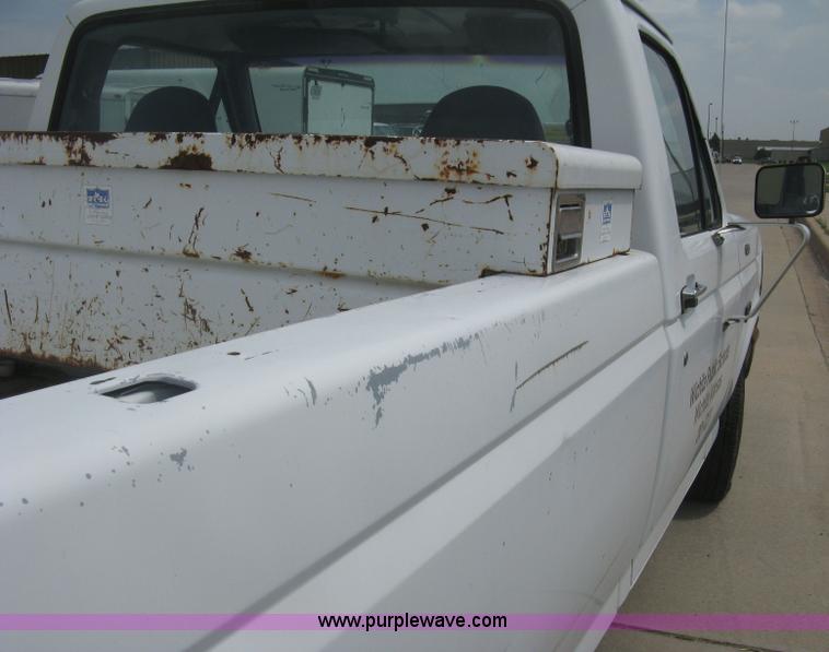 image for item H5370 1993 Ford F150 XL pickup truck