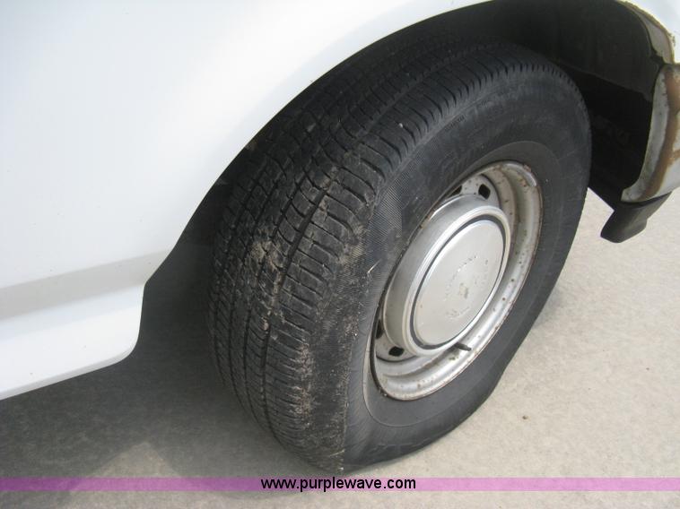 image for item H5370 1993 Ford F150 XL pickup truck