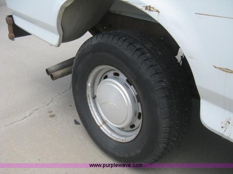 image for item H5370 1993 Ford F150 XL pickup truck