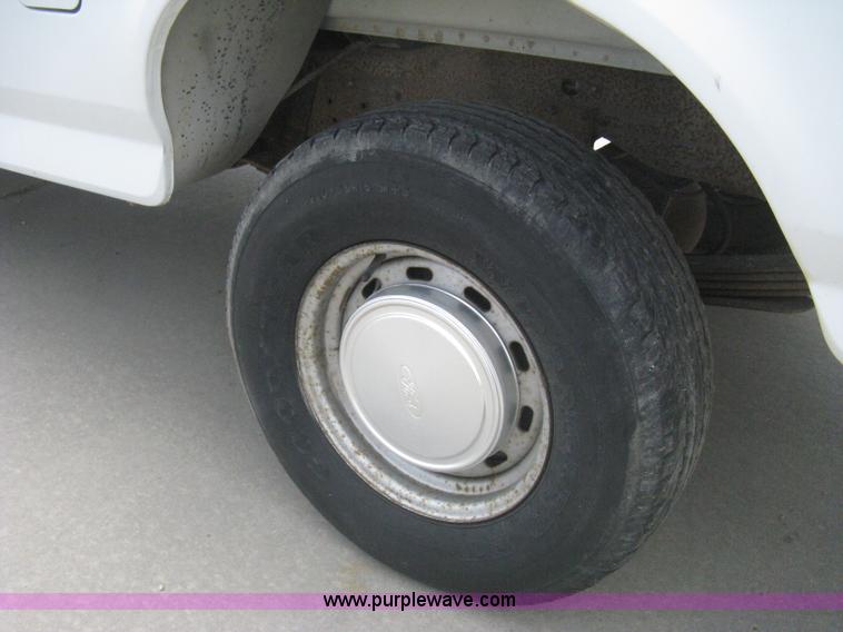 image for item H5370 1993 Ford F150 XL pickup truck