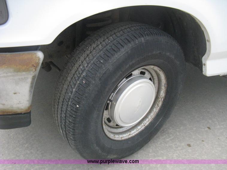 image for item H5370 1993 Ford F150 XL pickup truck