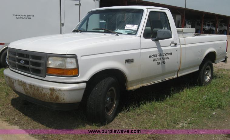 image for item H5375 1996 Ford F150 pickup truck