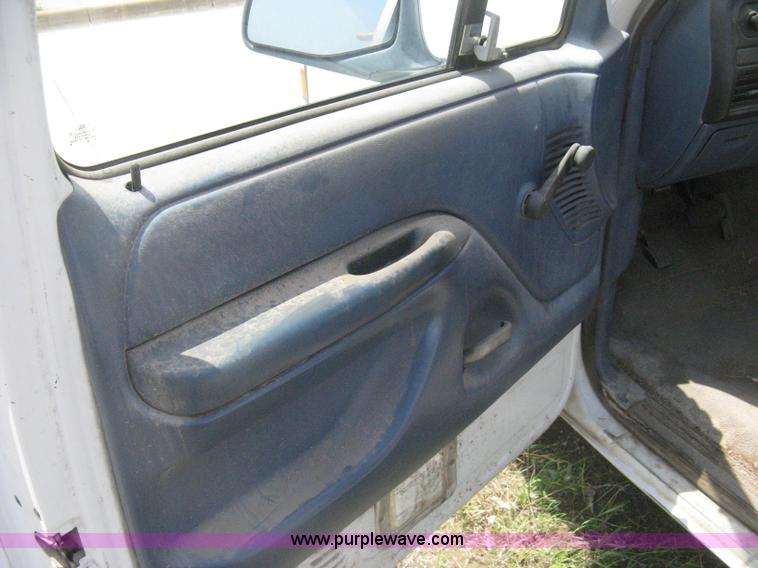 image for item H5375 1996 Ford F150 pickup truck