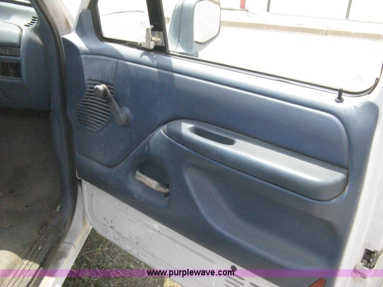 image for item H5375 1996 Ford F150 pickup truck