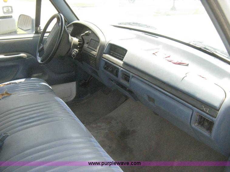 image for item H5375 1996 Ford F150 pickup truck