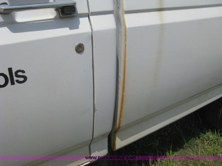 image for item H5375 1996 Ford F150 pickup truck