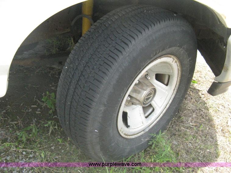 image for item H5375 1996 Ford F150 pickup truck