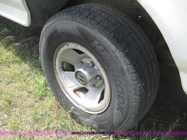 image for item H5375 1996 Ford F150 pickup truck