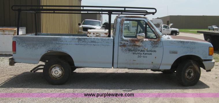 image for item H5376 1989 Ford F150 Custom pickup truck